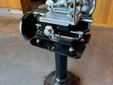 une machine posée sur un socle dans une pièce