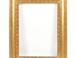 un cadre or antique sur fond blanc