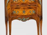 une ancienne commode en bois avec un plateau en marbre