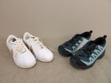 deux paires de chaussures posées l'une à côté de l'autre sur le sol