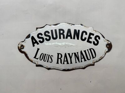 une pancarte portant l'inscription « Assurances Louis Raynaud » sur le flanc d'un bus