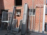 de nombreux morceaux de métal posés à l'extérieur d'un immeuble en briques