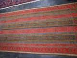 une photo de deux tapis exposés dans une pièce
