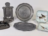 un grand nombre d'objets différents posés sur une table