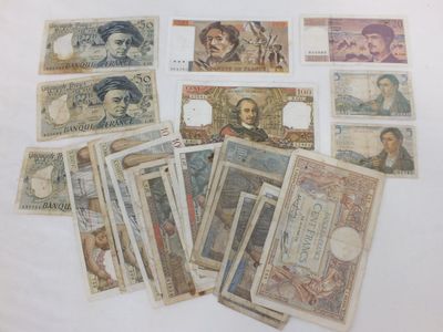 de nombreux types de papier-monnaie sur la table