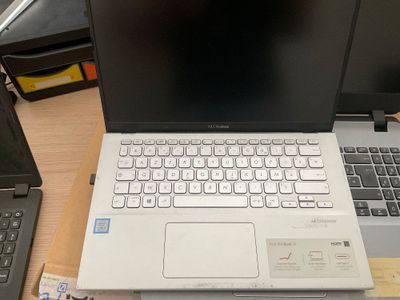 deux ordinateurs portables posés sur un bureau