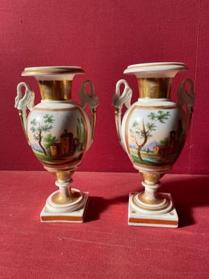 deux vases posés sur une surface rouge