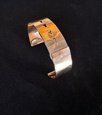 bracelet manchette en argent orné d'un motif en bois sur fond noir