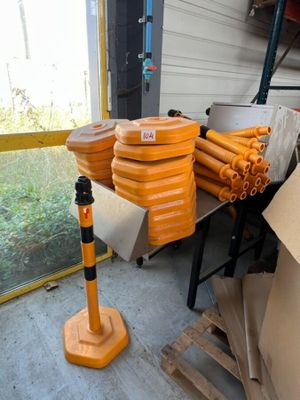 une pile de tuyaux orange posée sur une table