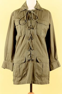 une image d'une veste de femme sur un mannequin