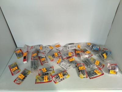 un tas de legos posés sur une table