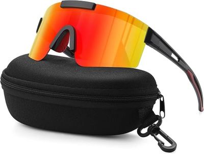 des lunettes de soleil dans un étui noir, avec un verre rouge sur fond blanc
