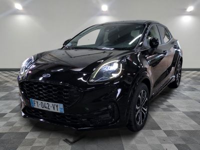 la photo d'une voiture noire garée dans un garage