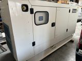 une grande machine blanche qui se trouve dans un garage