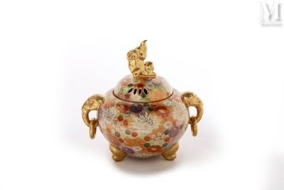 un petit vase avec un oiseau sur une surface blanche