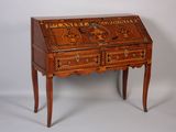 un petit bureau en bois avec un tiroir