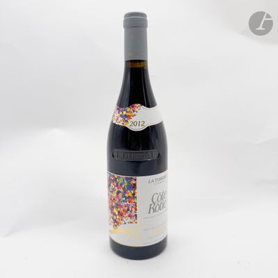 une bouteille de vin rouge décorée de paillettes