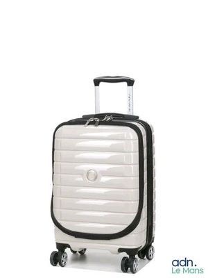 une image représentant une valise blanche à roulettes sur fond blanc