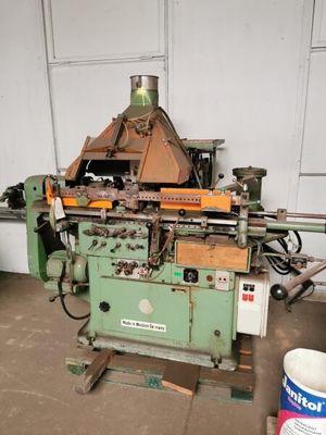 a picture of a machine that is sitting in a garage