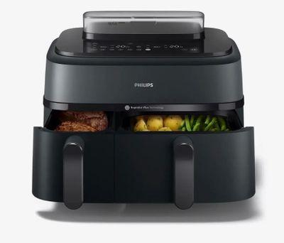 un gros plan d'une friteuse à air chaud contenant des légumes