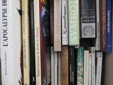de nombreux livres qui se trouvent dans une boîte sur l'étagère
