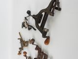 tout un tas de vieux outils qui traînent sur la table
