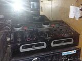 une photo d'une installation de DJ dans une pièce