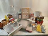 de nombreux objets posés sur une table recouverte d'une nappe blanche