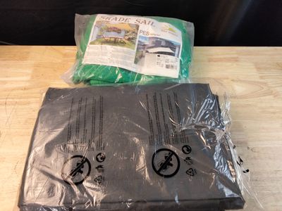 deux sacs en plastique posés l'un à côté de l'autre sur une table