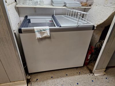 un lave-vaisselle dans un coin de la cuisine, avec de la vaisselle sur le plan de travail