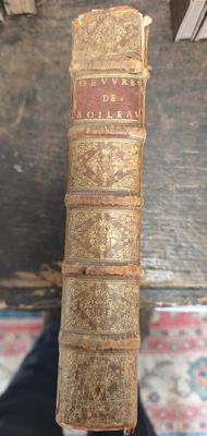 une pile de vieux livres posée sur une table