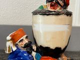 deux figurines posées sur un comptoir
