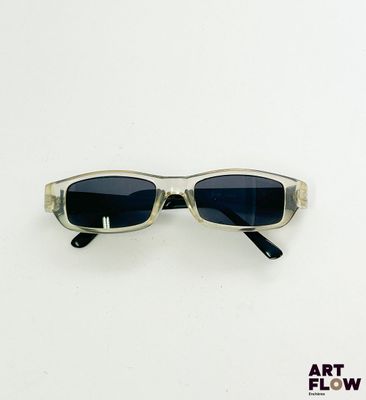 des lunettes de soleil sur fond blanc, avec l'inscription « art flow »
