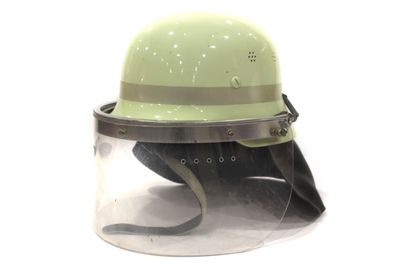 un casque muni d'une visière, sur fond blanc