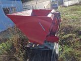 une benne rouge garée au bord de la route