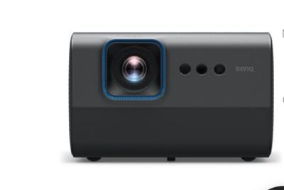 une image représentant un projecteur muni d'une télécommande