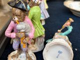 de nombreuses figurines exposées dans une vitrine