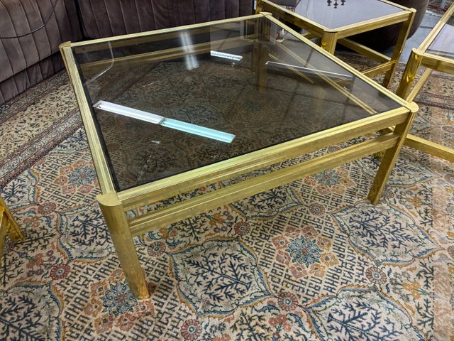 Mobilier de salon vers 1980. Table basse métal doré plateau carré