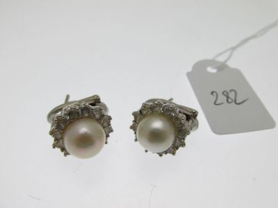 deux paires de boucles d'oreilles en perles et diamants, accompagnées de leur étiquette de prix