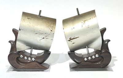 Paire de serre-livres en palissandre et métal chromé.