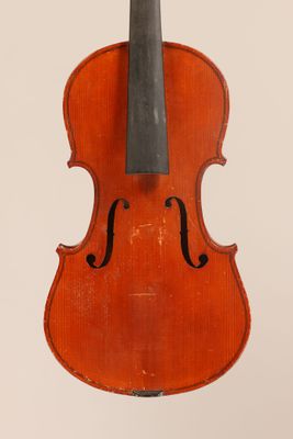 gros plan d'un violon avec un archet sur fond blanc