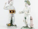 paire de figurines en porcelaine représentant un garçon et une fille tenant un panier
