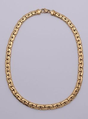 un collier à chaîne en or avec un maillon