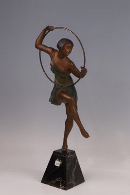 statue d'une femme portant un cerceau, posée sur un socle en marbre