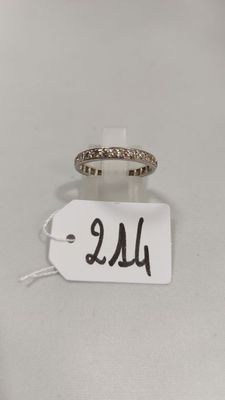 Gros plan sur une bague avec une étiquette de prix.