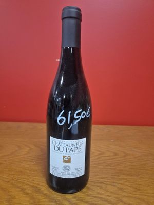 une bouteille de vin posée sur une table