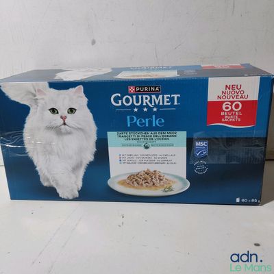 une boîte de nourriture pour chat haut de gamme posée sur une table