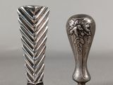 deux vases en argent posés l'un à côté de l'autre sur une table