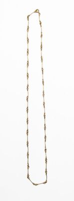 un long collier composé d'une longue chaîne ornée de perles