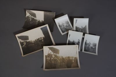 plusieurs vieilles photos en noir et blanc représentant un groupe de personnes